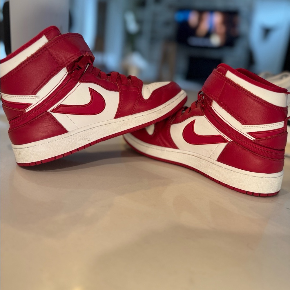 Air Jordan 1 FlyEase Cardinal Red Boys Youth 6.5Y / Women’s 8 / Men’s 6.5